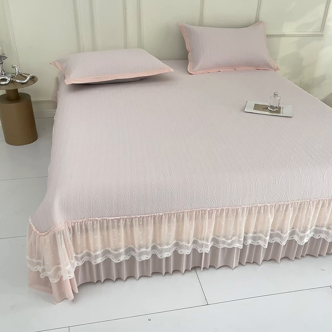 91家纺网 家纺一手货源 找家纺 航途席业 2026新款A类凉感豆豆床裙款凉席三件套-系列三 浅粉浪影