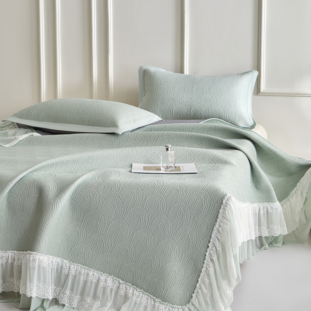 91家纺网 家纺一手货源 找家纺 航途席业 2026新款A类凉感豆豆床裙款凉席三件套-系列三 青柠浪影