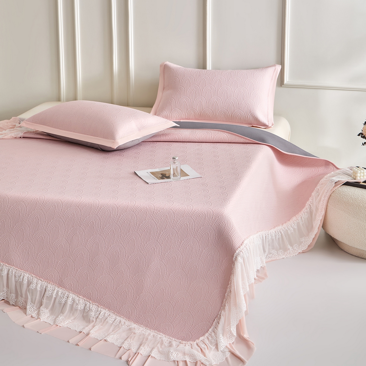 91家纺网 家纺一手货源 找家纺 航途席业 2026新款A类凉感豆豆床裙款凉席三件套-系列三 柔粉浪影