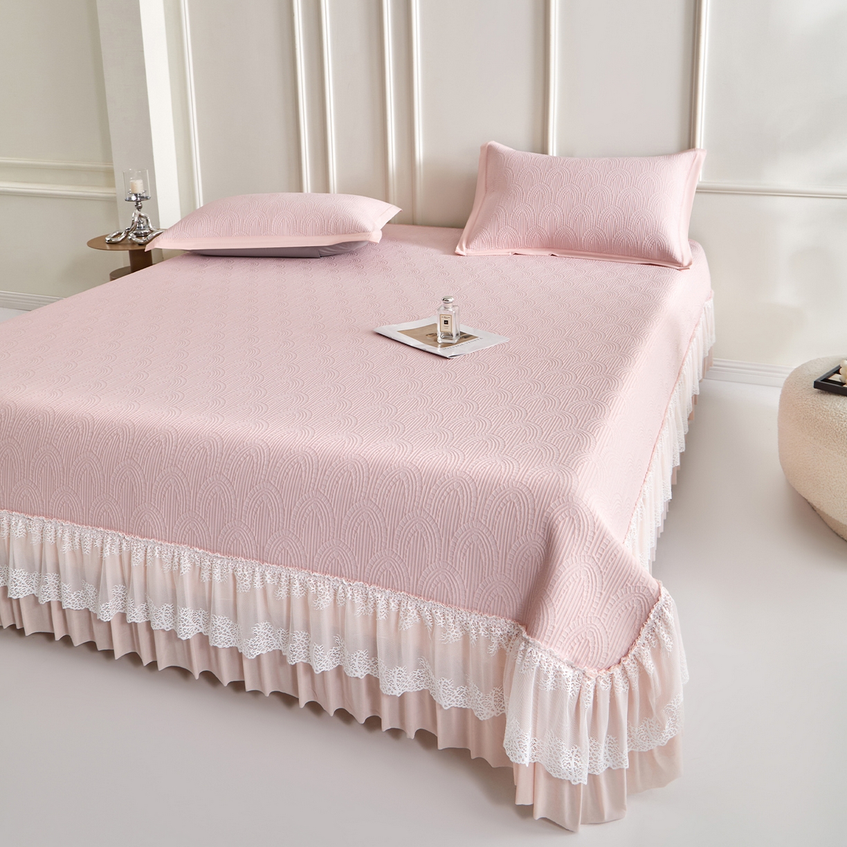 91家纺网 家纺一手货源 找家纺 航途席业 2026新款A类凉感豆豆床裙款凉席三件套-系列三 柔粉浪影