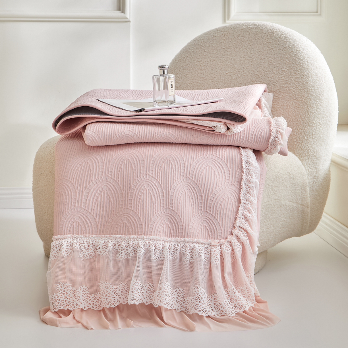 91家纺网 家纺一手货源 找家纺 航途席业 2026新款A类凉感豆豆床裙款凉席三件套-系列三 柔粉浪影