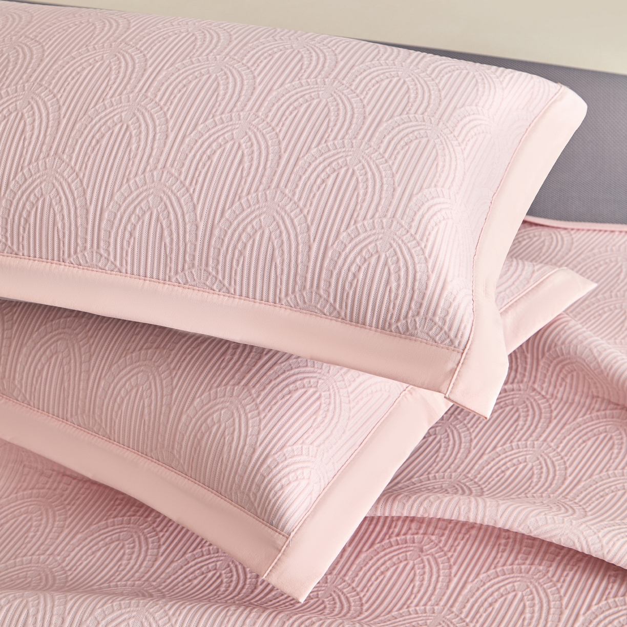 91家纺网 家纺一手货源 找家纺 航途席业 2026新款A类凉感豆豆床裙款凉席三件套-系列三 柔粉浪影