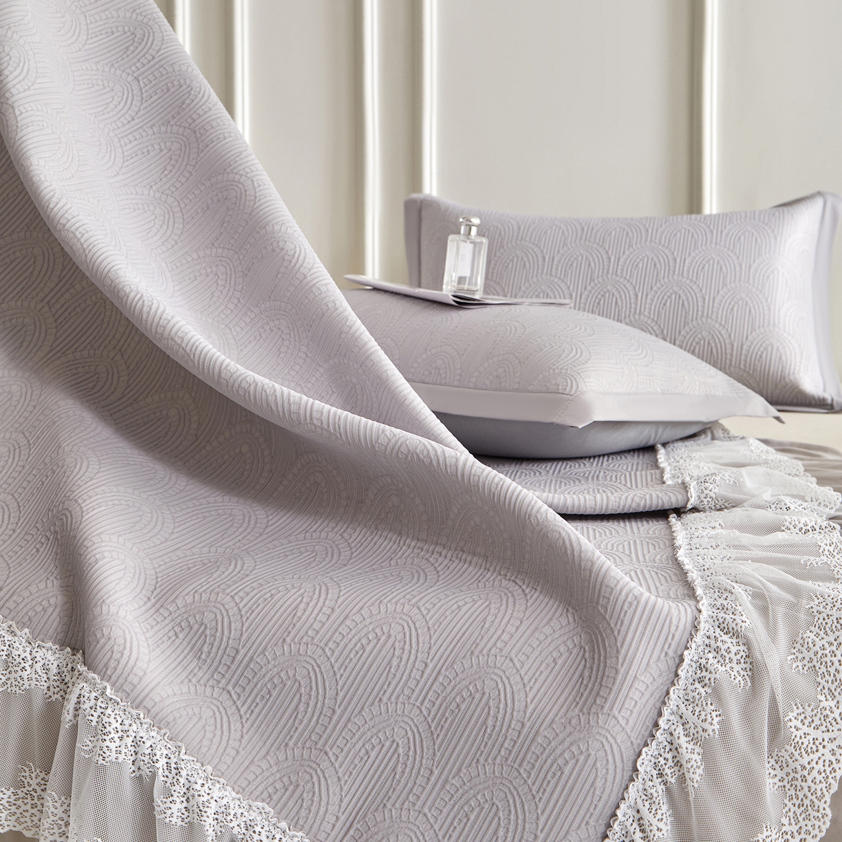 91家纺网 家纺一手货源 找家纺 航途席业 2026新款A类凉感豆豆床裙款凉席三件套-系列三 雾灰浪影