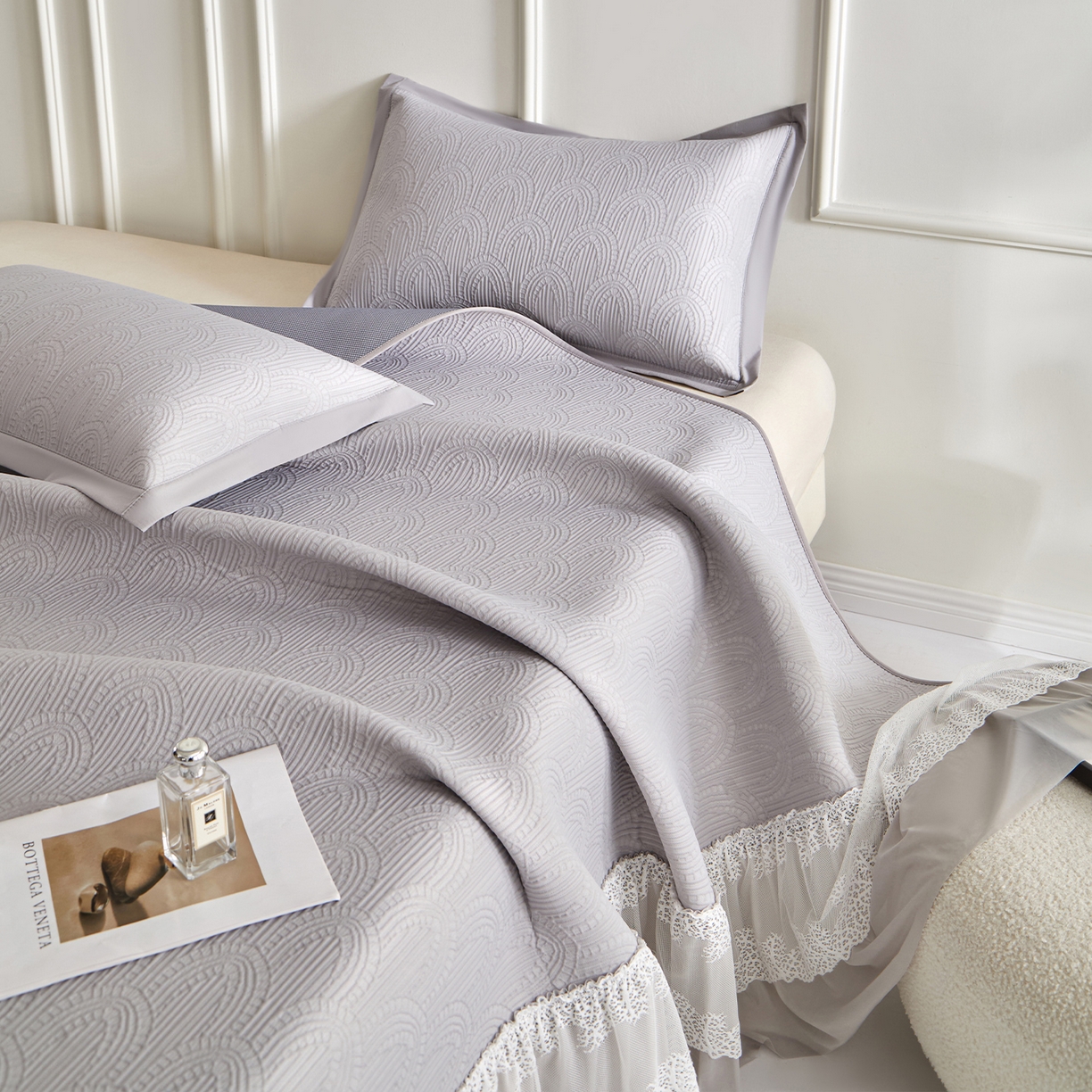 91家纺网 家纺一手货源 找家纺 航途席业 2026新款A类凉感豆豆床裙款凉席三件套-系列三 雾灰浪影