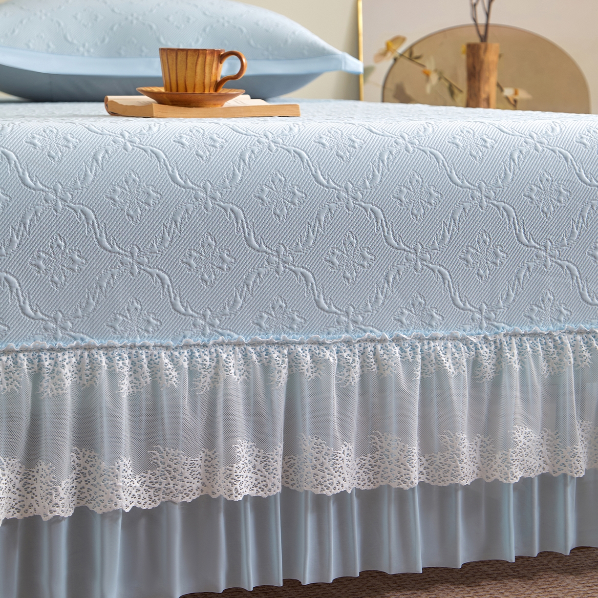 91家纺网 家纺一手货源 找家纺 航途席业 2026新款A类凉感豆豆床裙款凉席三件套-系列二 冰蓝鎏纹