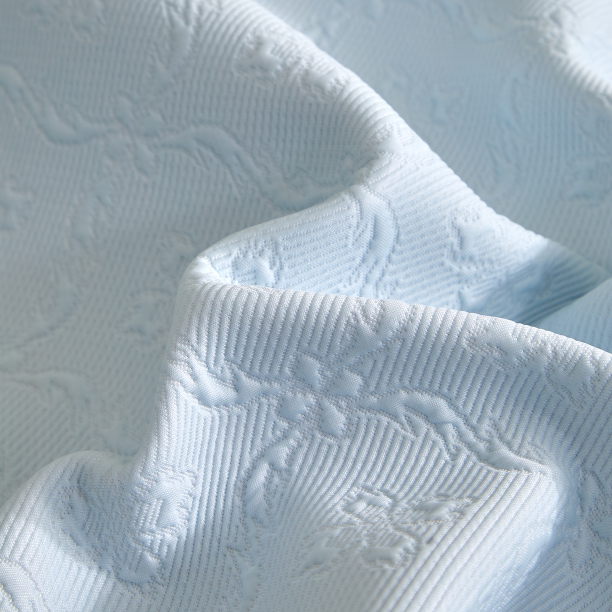 91家纺网 家纺一手货源 找家纺 航途席业 2026新款A类凉感豆豆床裙款凉席三件套-系列二 冰蓝鎏纹