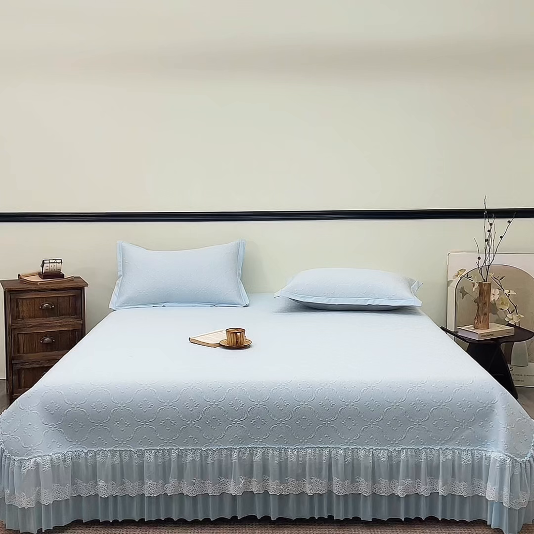 91家纺网 家纺一手货源 找家纺 航途席业 2026新款A类凉感豆豆床裙款凉席三件套-系列二 冰蓝鎏纹