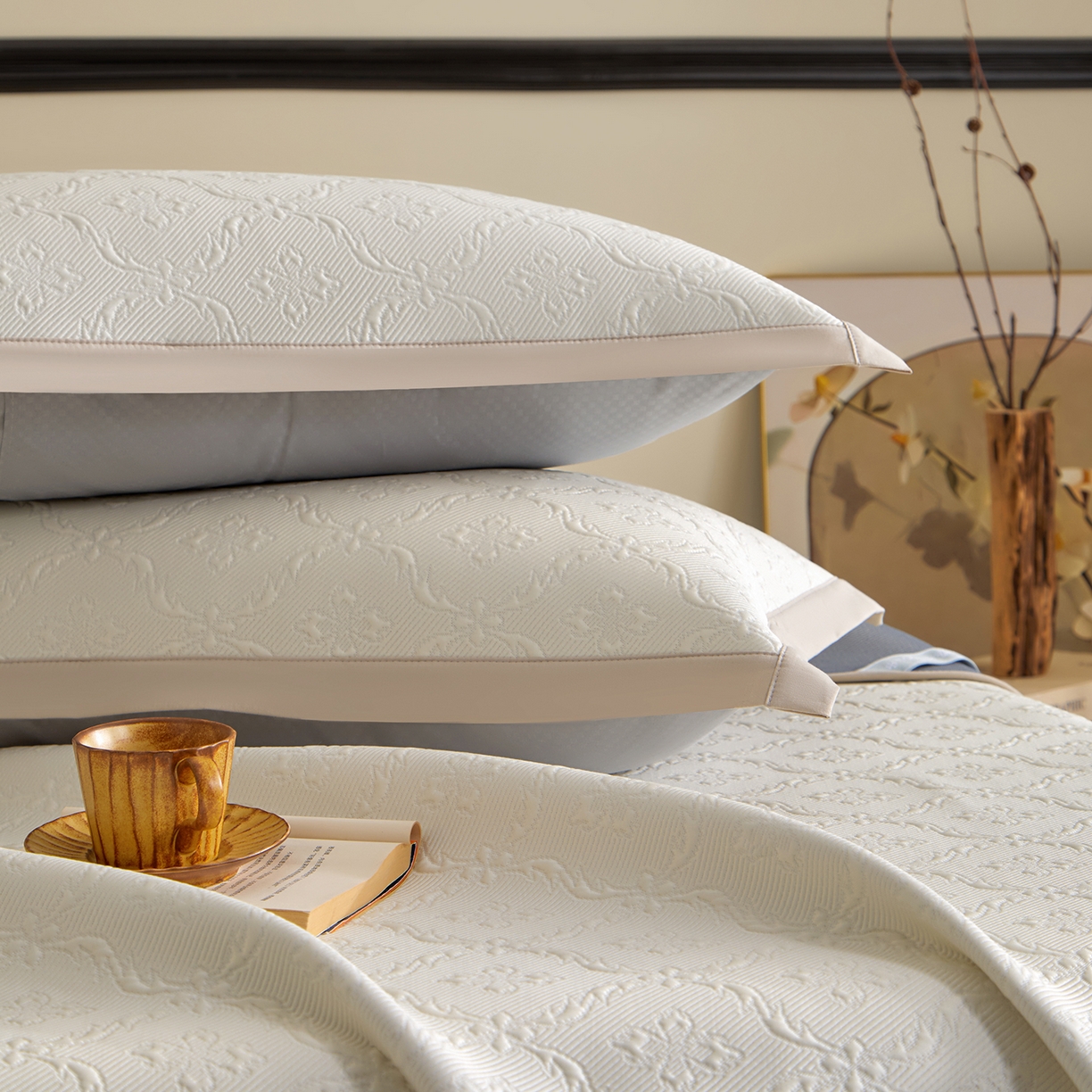 91家纺网 家纺一手货源 找家纺 航途席业 2026新款A类凉感豆豆床裙款凉席三件套-系列二 奶白鎏纹