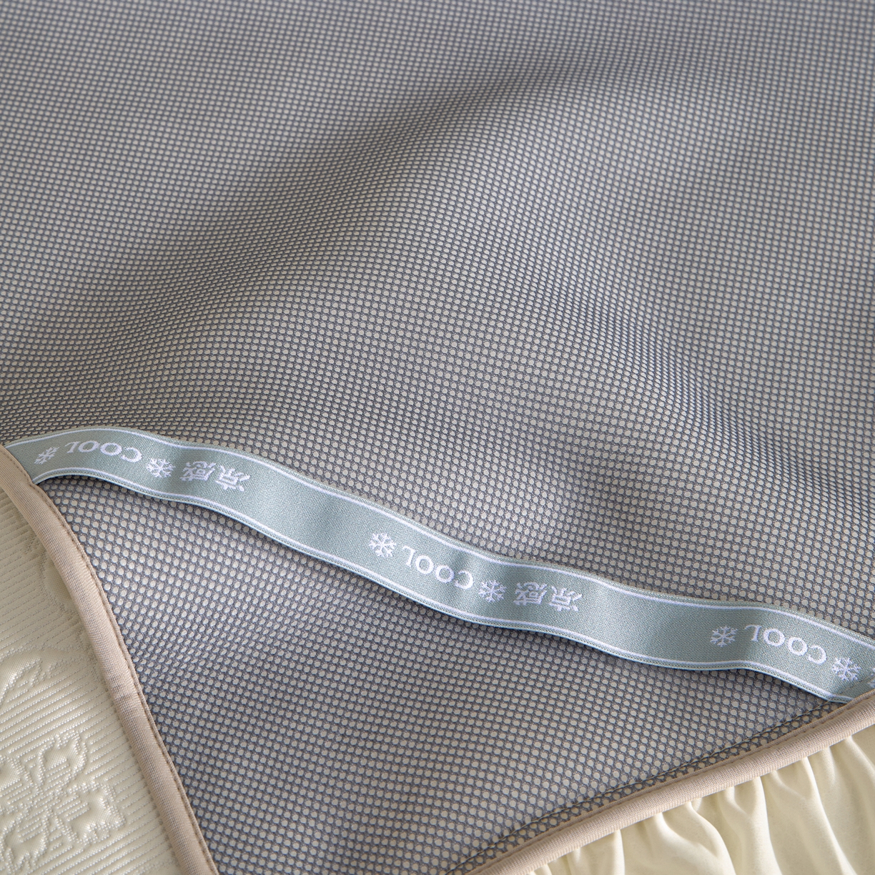 91家纺网 家纺一手货源 找家纺 航途席业 2026新款A类凉感豆豆床裙款凉席三件套-系列二 奶白鎏纹