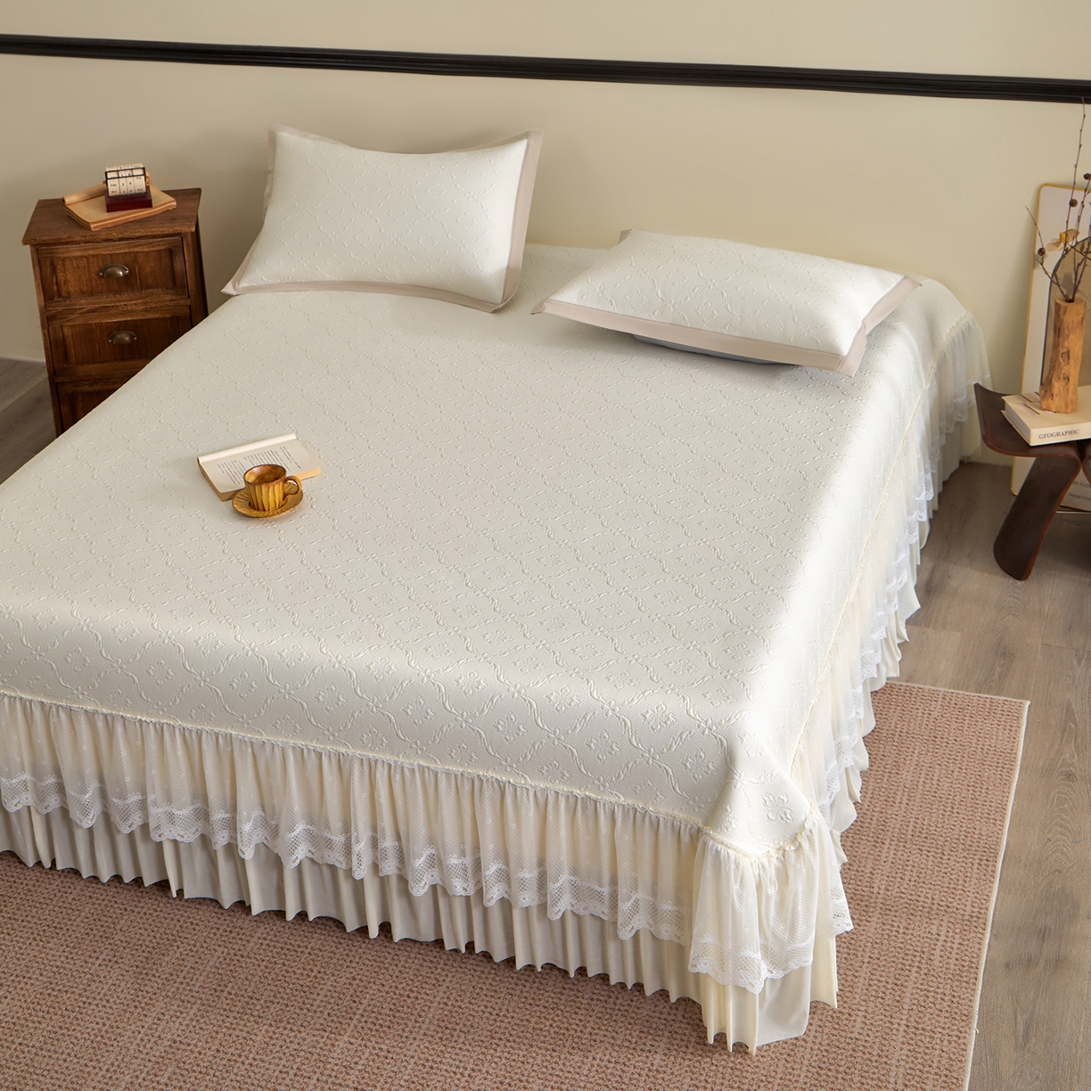 91家纺网 家纺一手货源 找家纺 航途席业 2026新款A类凉感豆豆床裙款凉席三件套-系列二 奶白鎏纹