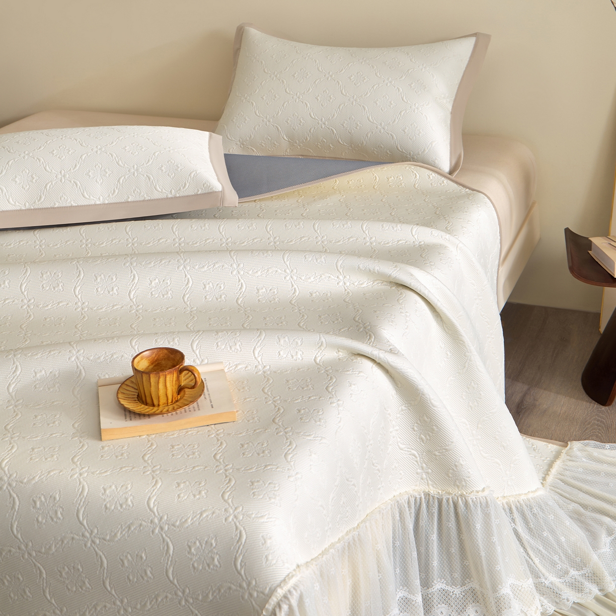 91家纺网 家纺一手货源 找家纺 航途席业 2026新款A类凉感豆豆床裙款凉席三件套-系列二 奶白鎏纹