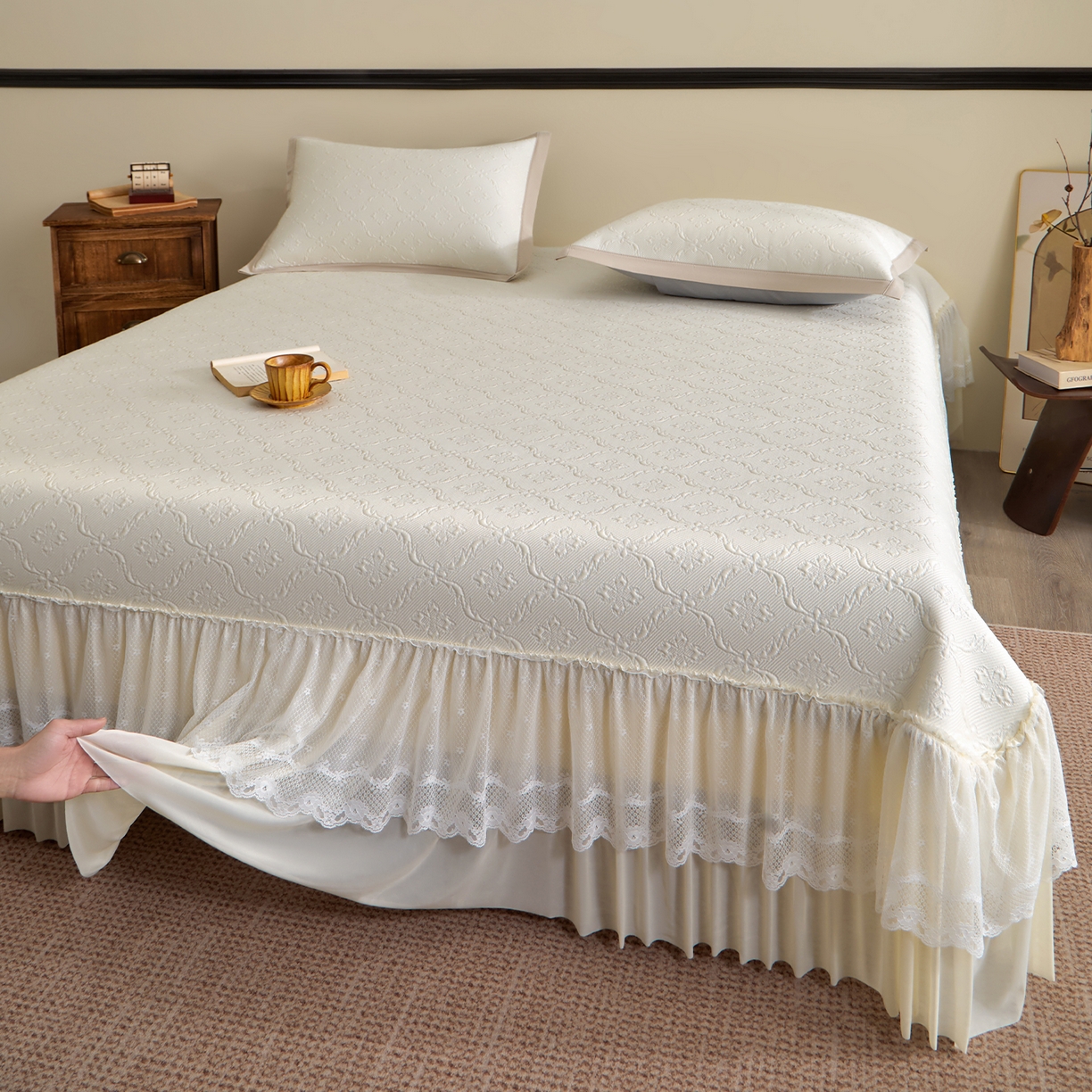 91家纺网 家纺一手货源 找家纺 航途席业 2026新款A类凉感豆豆床裙款凉席三件套-系列二 奶白鎏纹