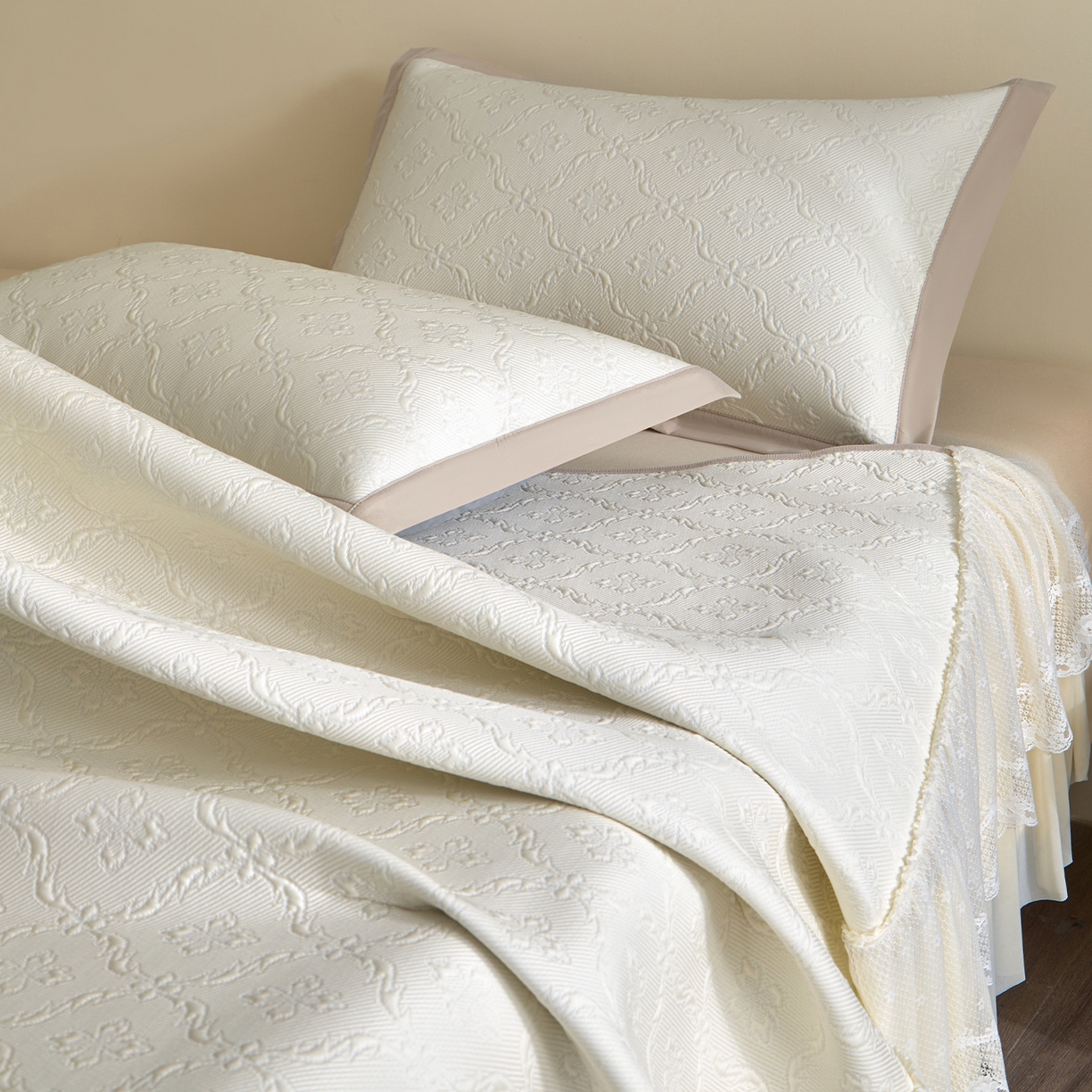 91家纺网 家纺一手货源 找家纺 航途席业 2026新款A类凉感豆豆床裙款凉席三件套-系列二 奶白鎏纹