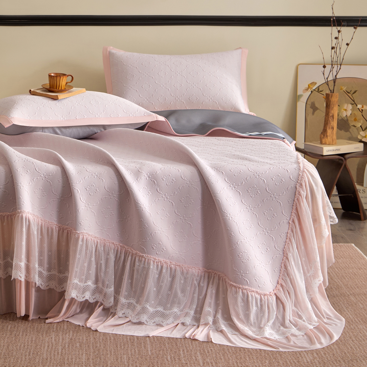 航途席业 2026新款A类凉感豆豆床裙款凉席三件套-系列二 浅粉鎏纹