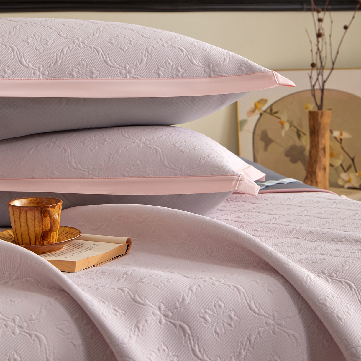 91家纺网 家纺一手货源 找家纺 航途席业 2026新款A类凉感豆豆床裙款凉席三件套-系列二 浅粉鎏纹