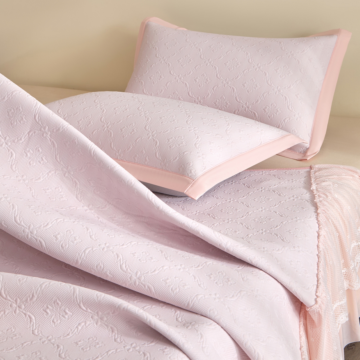 91家纺网 家纺一手货源 找家纺 航途席业 2026新款A类凉感豆豆床裙款凉席三件套-系列二 浅粉鎏纹