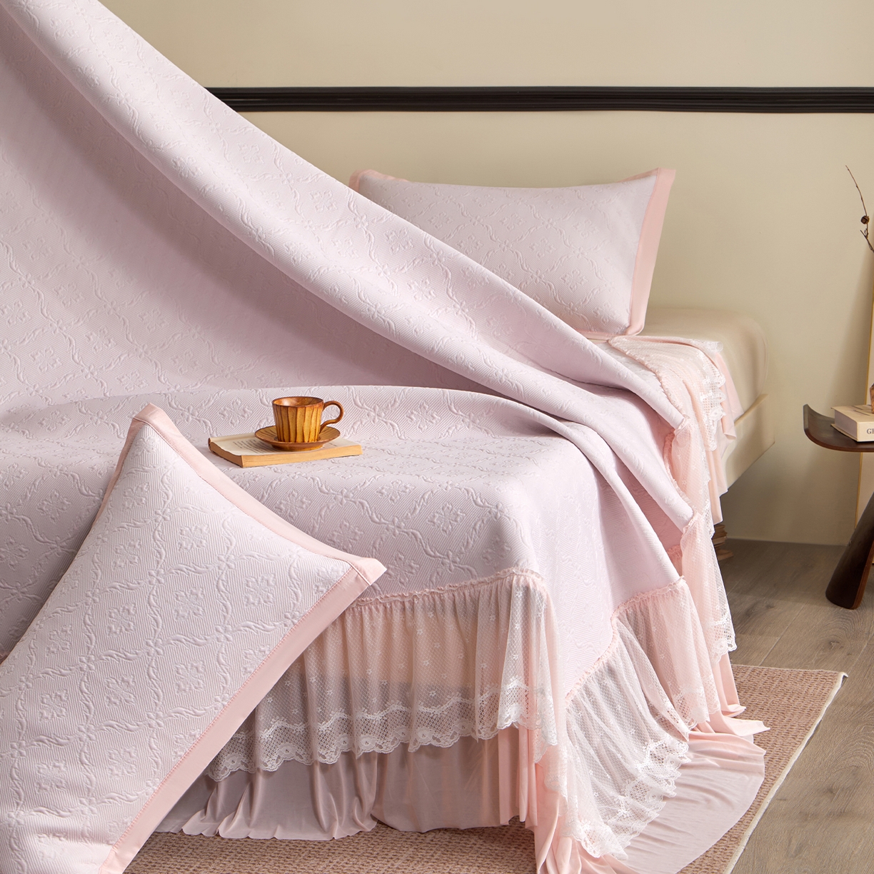 91家纺网 家纺一手货源 找家纺 航途席业 2026新款A类凉感豆豆床裙款凉席三件套-系列二 浅粉鎏纹