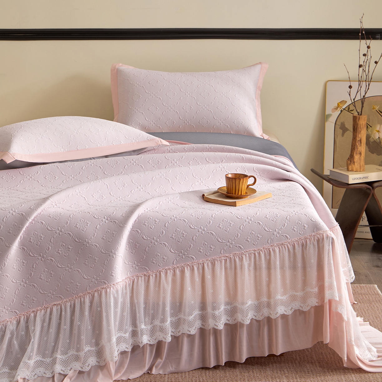 91家纺网 家纺一手货源 找家纺 航途席业 2026新款A类凉感豆豆床裙款凉席三件套-系列二 浅粉鎏纹