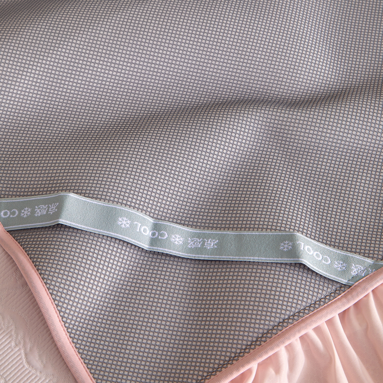 91家纺网 家纺一手货源 找家纺 航途席业 2026新款A类凉感豆豆床裙款凉席三件套-系列二 浅粉鎏纹