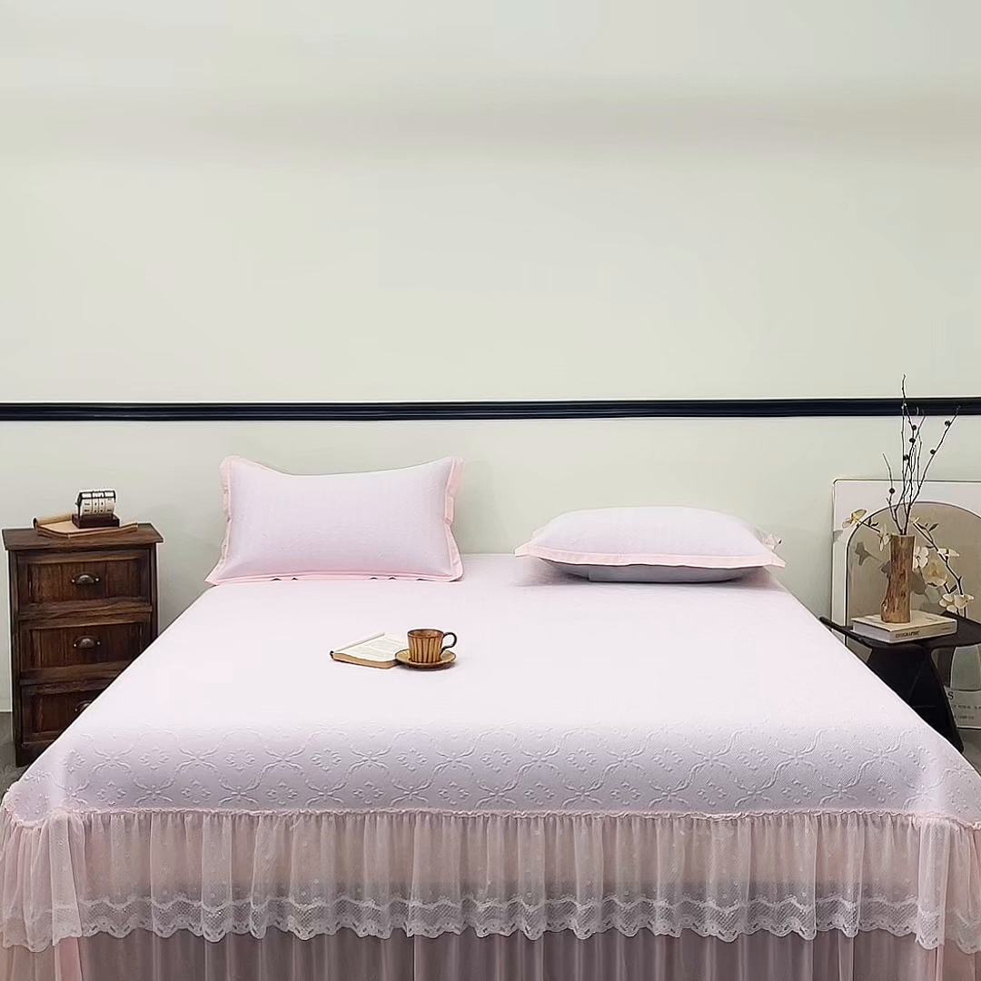 91家纺网 家纺一手货源 找家纺 航途席业 2026新款A类凉感豆豆床裙款凉席三件套-系列二 浅粉鎏纹