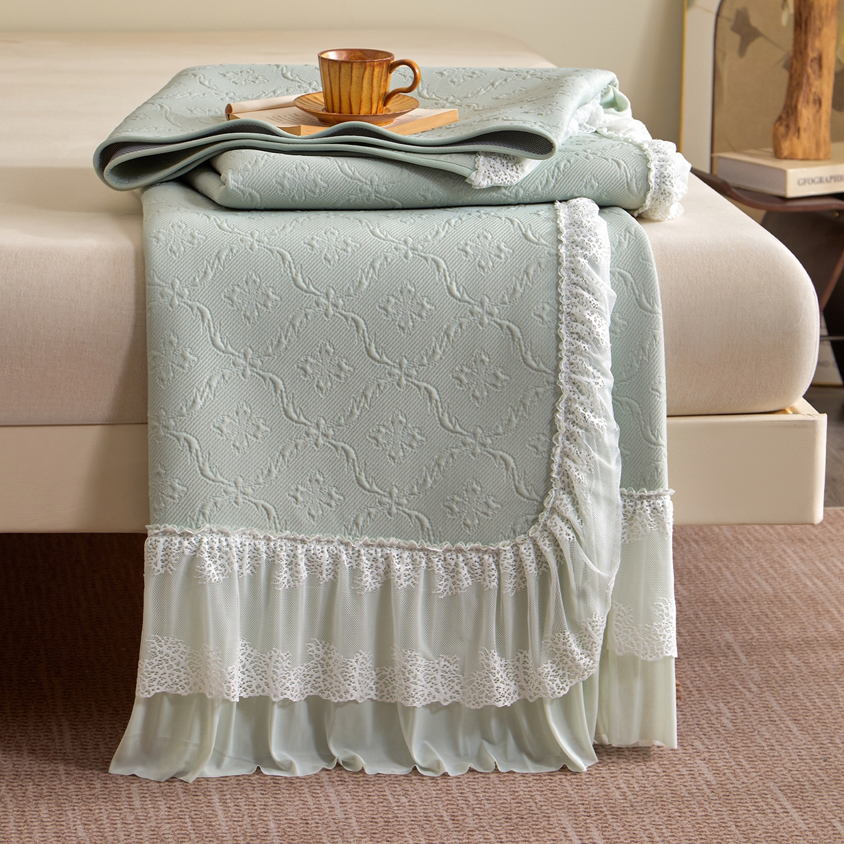 91家纺网 家纺一手货源 找家纺 航途席业 2026新款A类凉感豆豆床裙款凉席三件套-系列二 青柠鎏纹