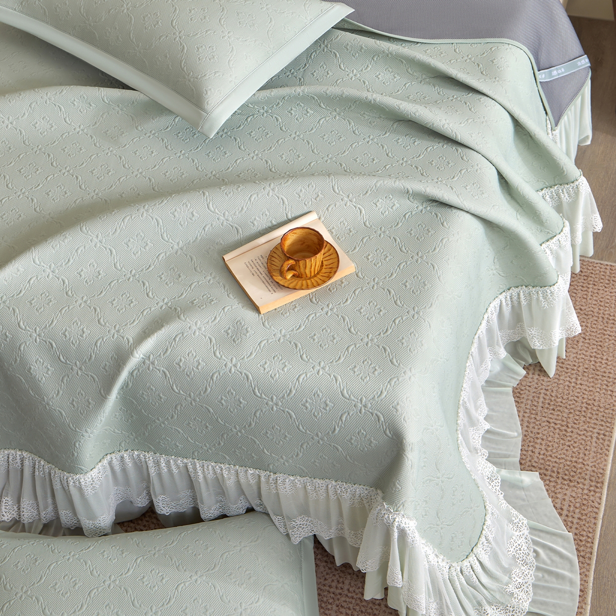 91家纺网 家纺一手货源 找家纺 航途席业 2026新款A类凉感豆豆床裙款凉席三件套-系列二 青柠鎏纹