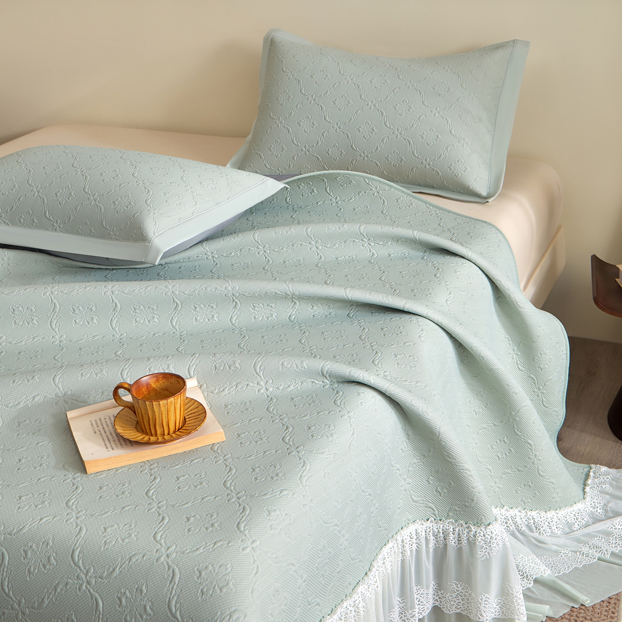 91家纺网 家纺一手货源 找家纺 航途席业 2026新款A类凉感豆豆床裙款凉席三件套-系列二 青柠鎏纹