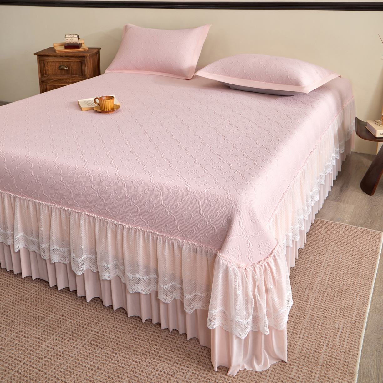 91家纺网 家纺一手货源 找家纺 航途席业 2026新款A类凉感豆豆床裙款凉席三件套-系列二 柔粉鎏纹