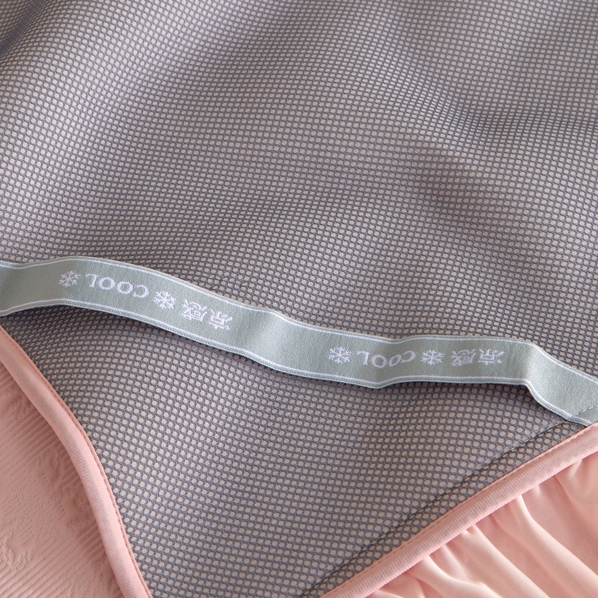 91家纺网 家纺一手货源 找家纺 航途席业 2026新款A类凉感豆豆床裙款凉席三件套-系列二 柔粉鎏纹