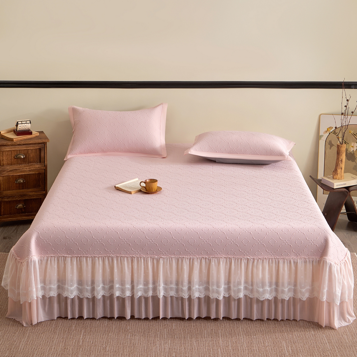 91家纺网 家纺一手货源 找家纺 航途席业 2026新款A类凉感豆豆床裙款凉席三件套-系列二 柔粉鎏纹