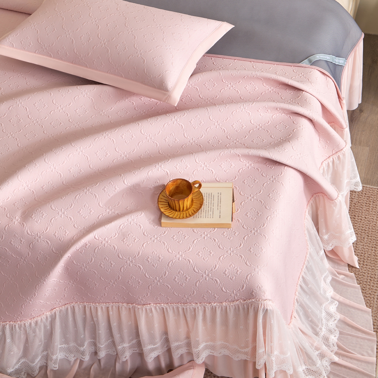 91家纺网 家纺一手货源 找家纺 航途席业 2026新款A类凉感豆豆床裙款凉席三件套-系列二 柔粉鎏纹