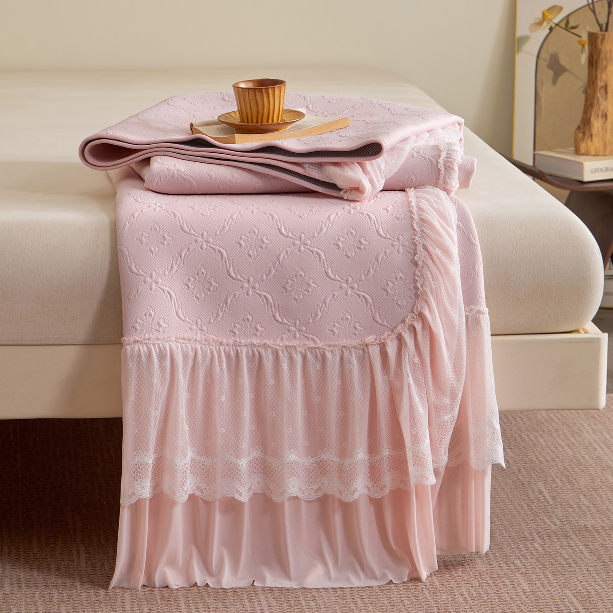 91家纺网 家纺一手货源 找家纺 航途席业 2026新款A类凉感豆豆床裙款凉席三件套-系列二 柔粉鎏纹