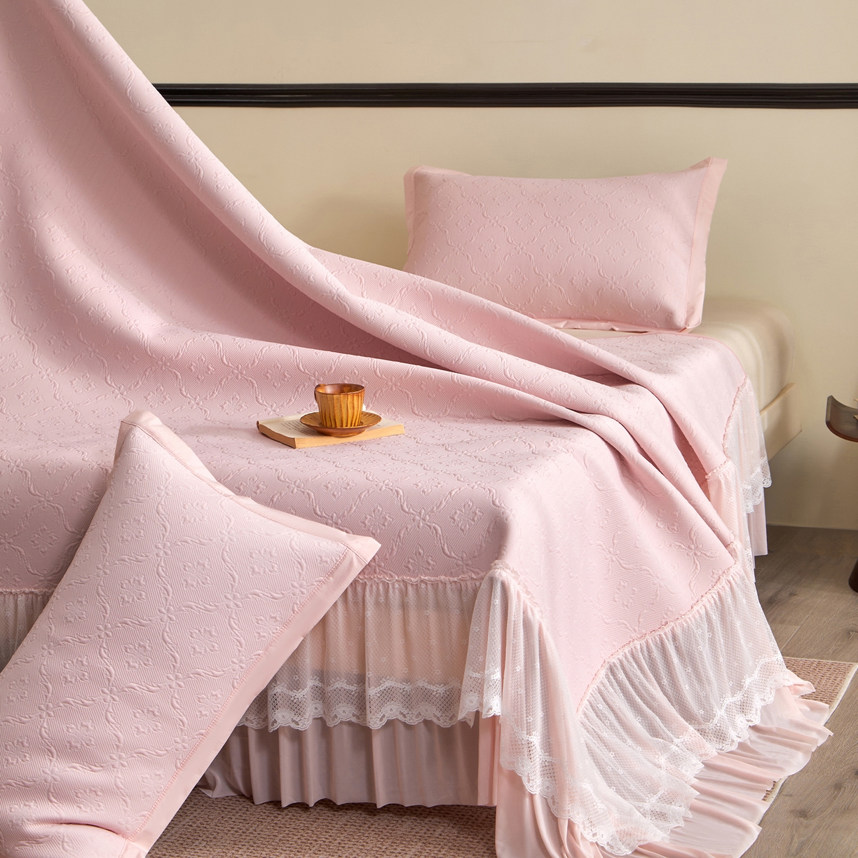 91家纺网 家纺一手货源 找家纺 航途席业 2026新款A类凉感豆豆床裙款凉席三件套-系列二 柔粉鎏纹