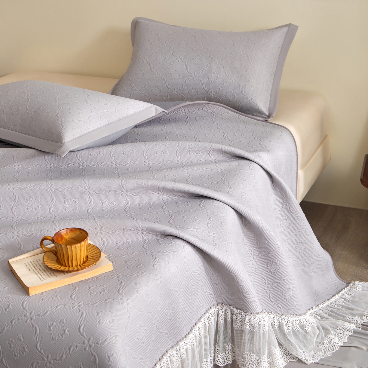 91家纺网 家纺一手货源 找家纺 航途席业 2026新款A类凉感豆豆床裙款凉席三件套-系列二 雾灰鎏纹