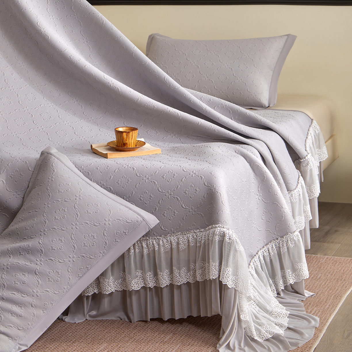 91家纺网 家纺一手货源 找家纺 航途席业 2026新款A类凉感豆豆床裙款凉席三件套-系列二 雾灰鎏纹