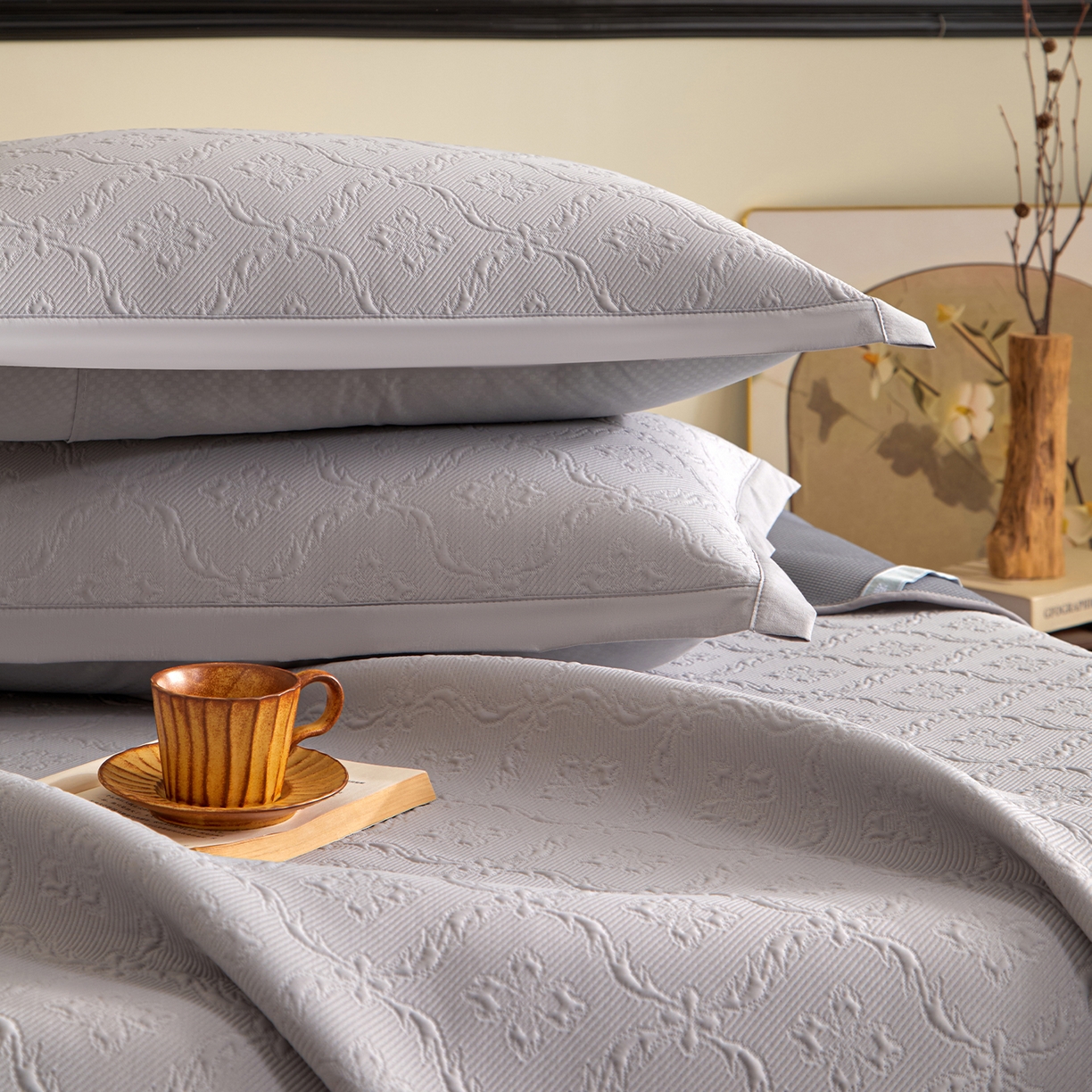 91家纺网 家纺一手货源 找家纺 航途席业 2026新款A类凉感豆豆床裙款凉席三件套-系列二 雾灰鎏纹