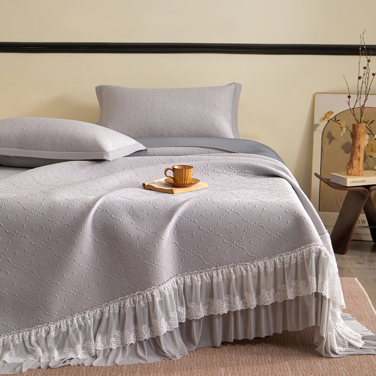 91家纺网 家纺一手货源 找家纺 航途席业 2026新款A类凉感豆豆床裙款凉席三件套-系列二 雾灰鎏纹