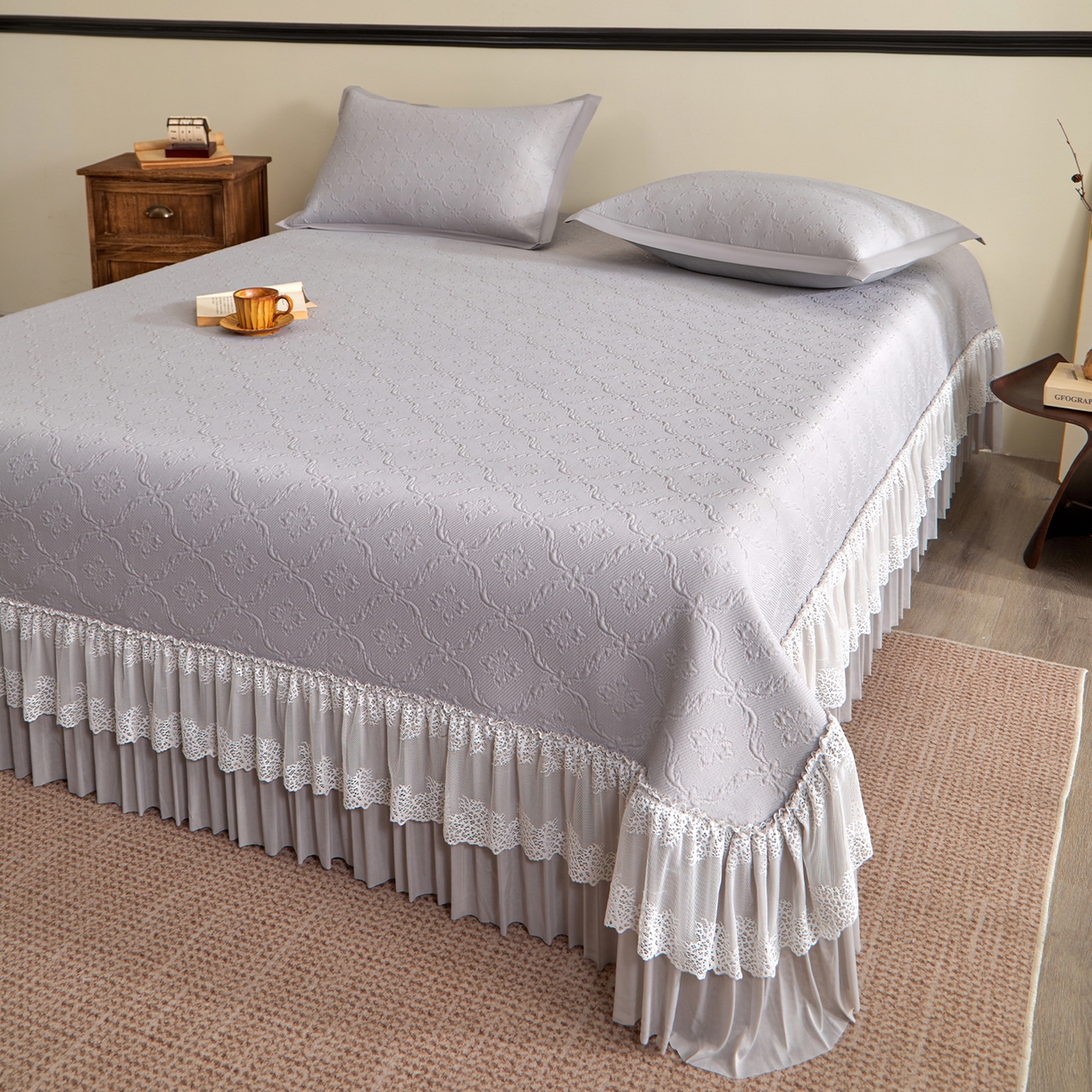 91家纺网 家纺一手货源 找家纺 航途席业 2026新款A类凉感豆豆床裙款凉席三件套-系列二 雾灰鎏纹