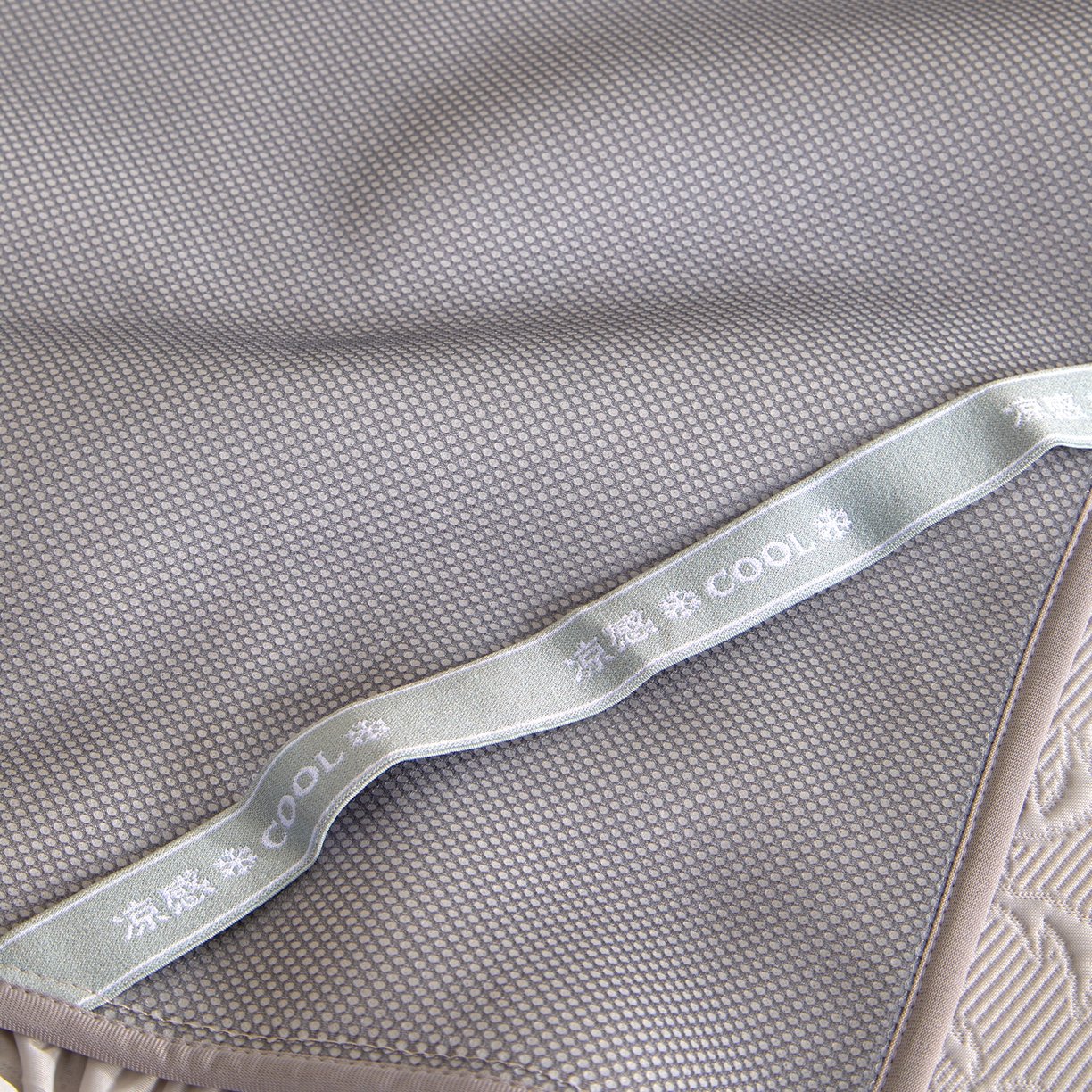 91家纺网 家纺一手货源 找家纺 航途席业 2026新款A类凉感豆豆床裙款凉席三件套-系列二 雾灰鎏纹