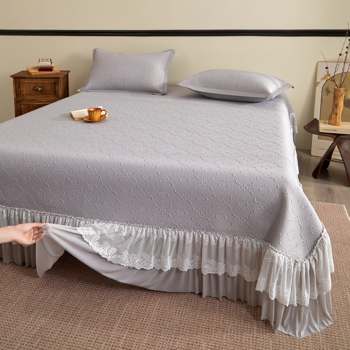 91家纺网 家纺一手货源 找家纺 航途席业 2026新款A类凉感豆豆床裙款凉席三件套-系列二 雾灰鎏纹