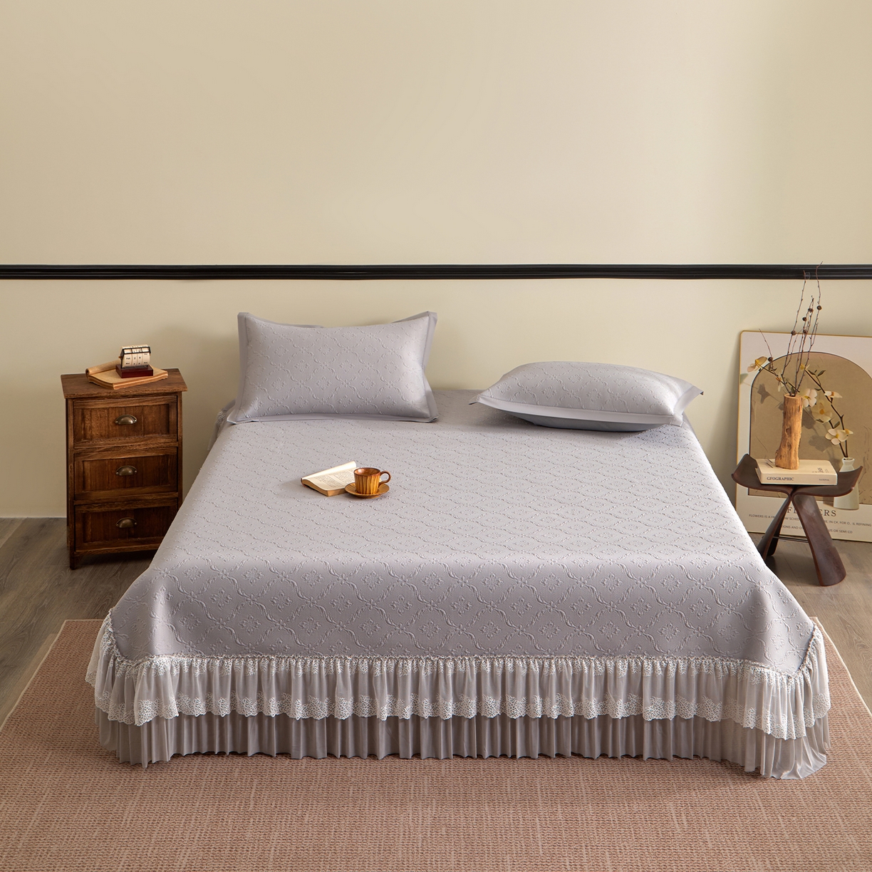 91家纺网 家纺一手货源 找家纺 航途席业 2026新款A类凉感豆豆床裙款凉席三件套-系列二 雾灰鎏纹