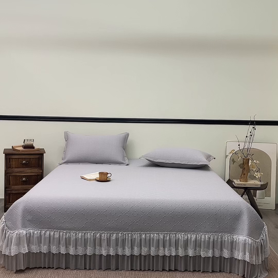 91家纺网 家纺一手货源 找家纺 航途席业 2026新款A类凉感豆豆床裙款凉席三件套-系列二 雾灰鎏纹