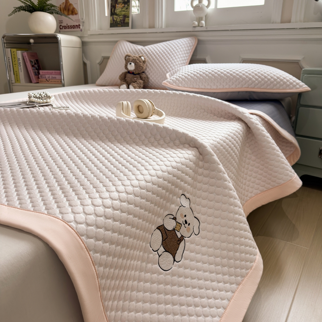 91家纺网 家纺一手货源 找家纺 （总）卡初家居（原微来） 2026新款冰豆豆凉席刺绣款凉席席子-小熊饼干