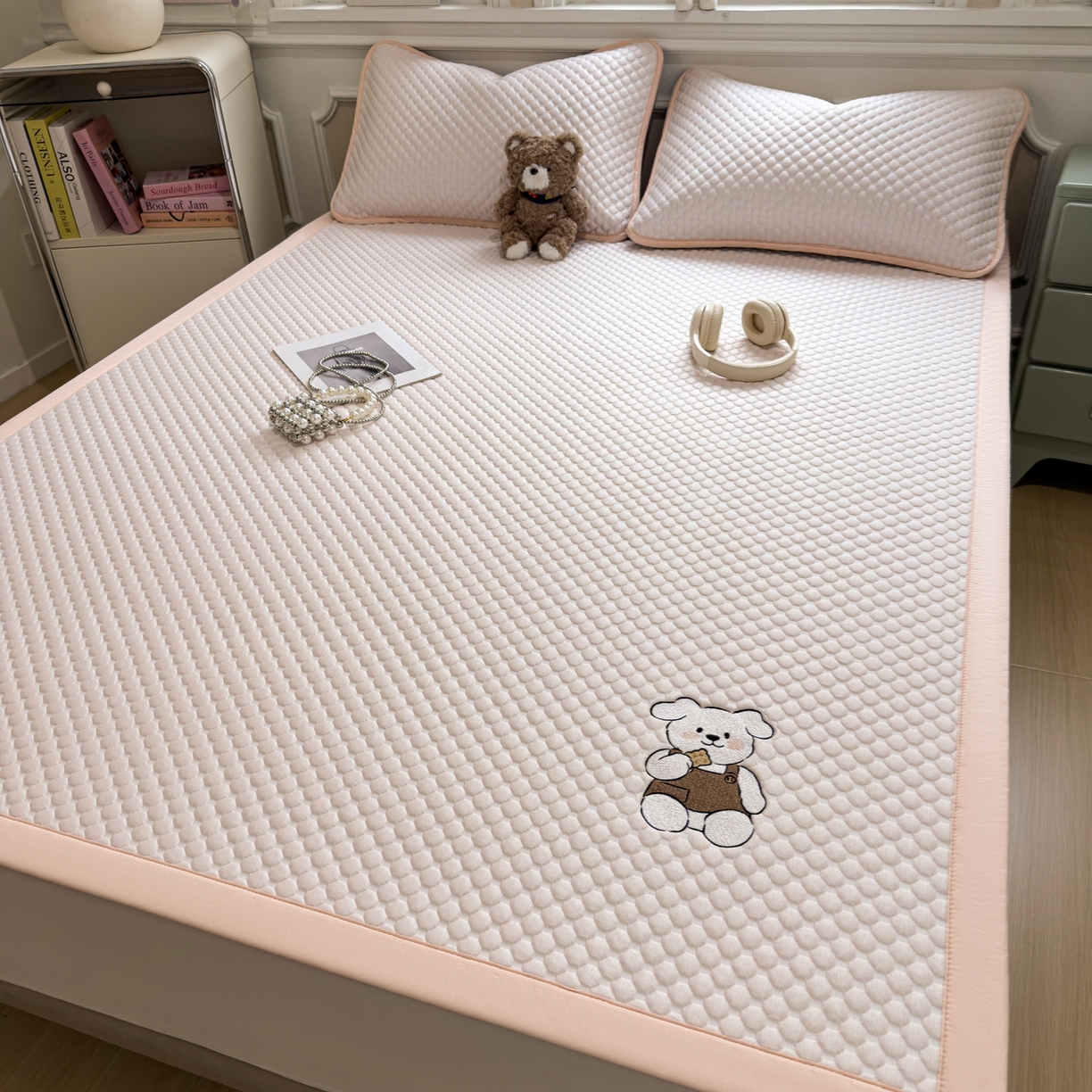 91家纺网 家纺一手货源 找家纺 （总）卡初家居（原微来） 2026新款冰豆豆凉席刺绣款凉席席子-小熊饼干