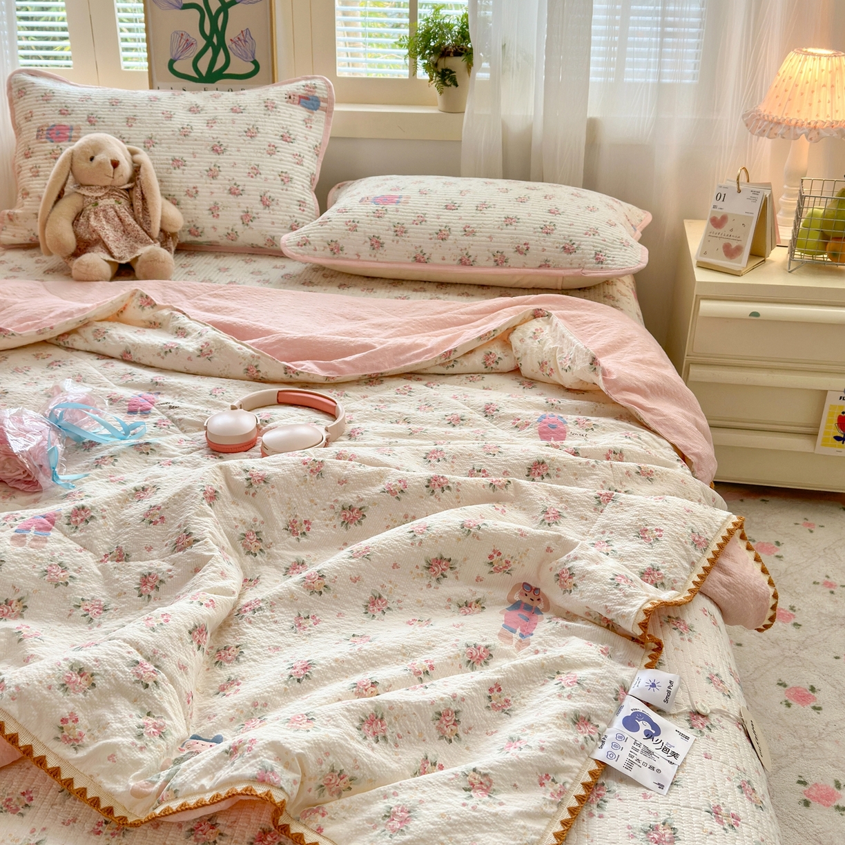 91家纺网 家纺一手货源 找家纺 老帅的工厂店 2026新款三角针泡芙夏被夏被夏凉被空调被床盖四件套 粉衣小兔