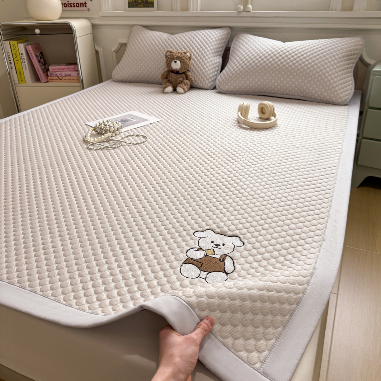 91家纺网 家纺一手货源 找家纺 （总）卡初家居（原微来） 2026新款冰豆豆凉席刺绣款凉席席子-小熊饼干