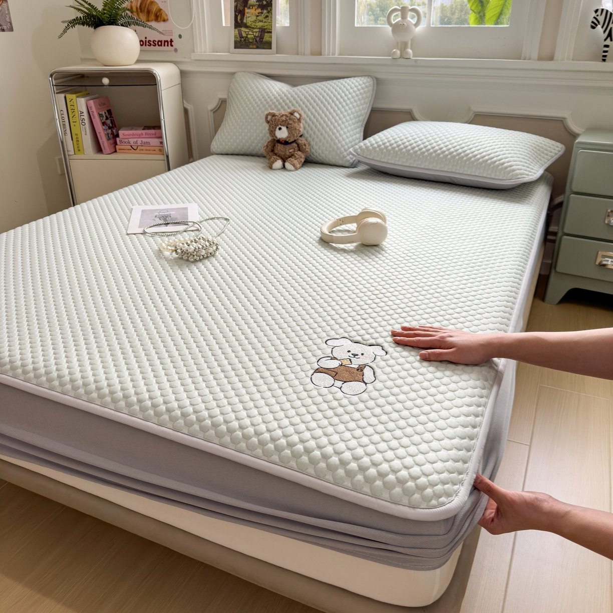 91家纺网 家纺一手货源 找家纺 （总）卡初家居（原微来） 2026新款冰豆豆凉席刺绣款凉席席子-小熊饼干