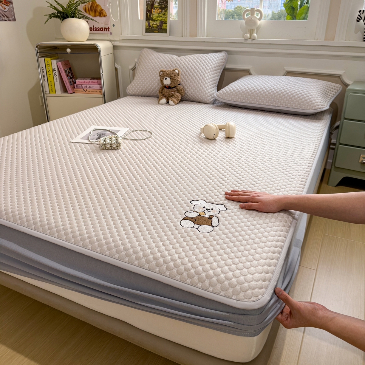 91家纺网 家纺一手货源 找家纺 （总）卡初家居（原微来） 2026新款冰豆豆凉席刺绣款凉席席子-小熊饼干