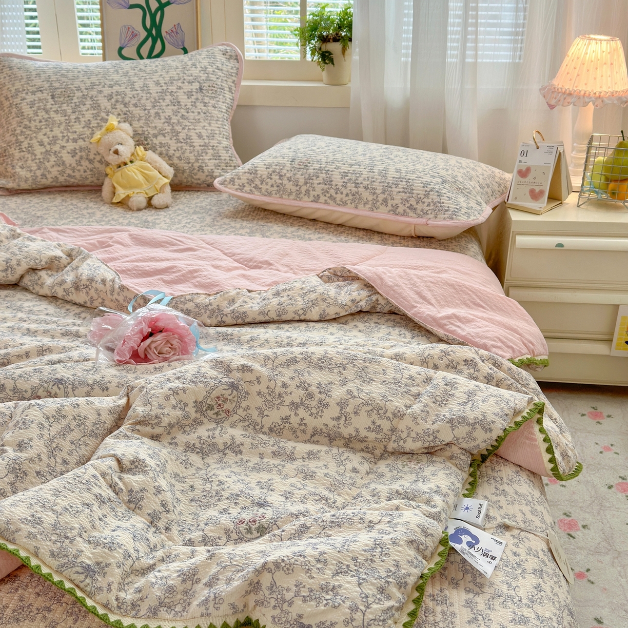 91家纺网 家纺一手货源 找家纺 老帅的工厂店 2026新款三角针泡芙夏被夏被夏凉被空调被床盖四件套 复古花园