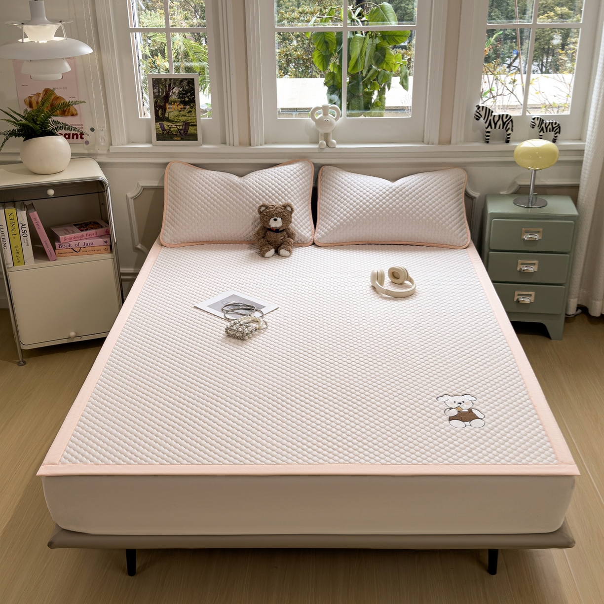 91家纺网 家纺一手货源 找家纺 卡初家居（原微来） 2026新款冰豆豆凉席刺绣款凉席席子-小熊饼干 芭蕾粉-床铺款